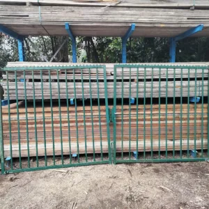 Industriële groene poort +- 440cm met puntkammen